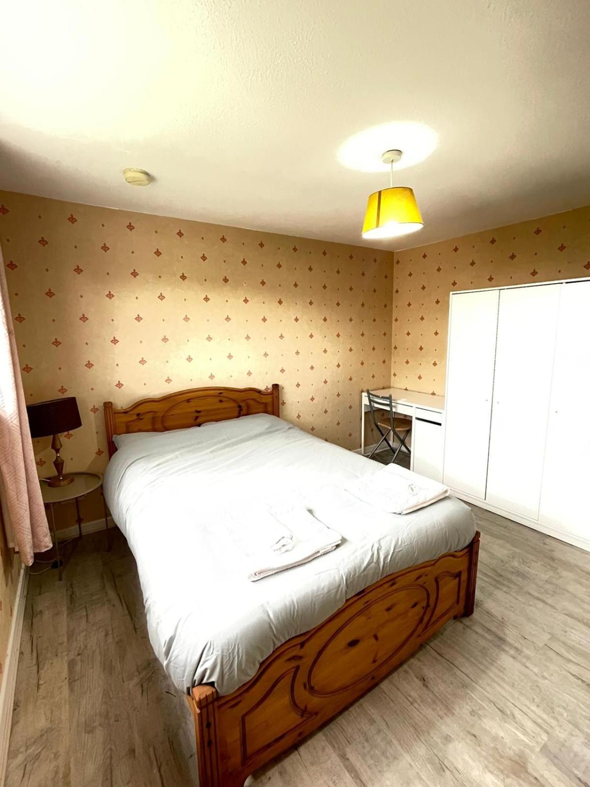 Appartement 3 Bed Serviced With Free Parking & Tram Stop, 10 Minutes From Airport And Center Edinburgh