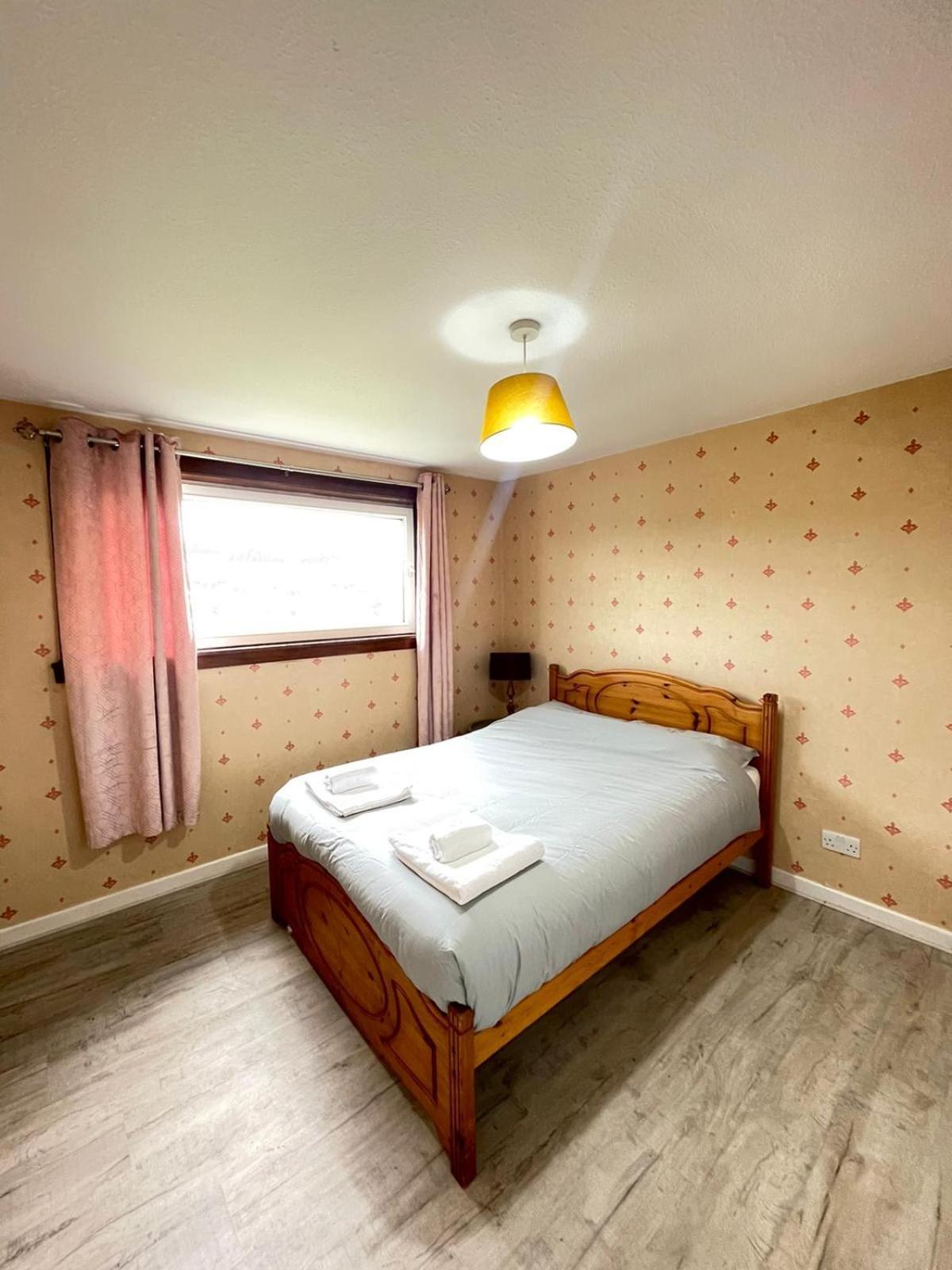 Appartement 3 Bed Serviced With Free Parking & Tram Stop, 10 Minutes From Airport And Center *