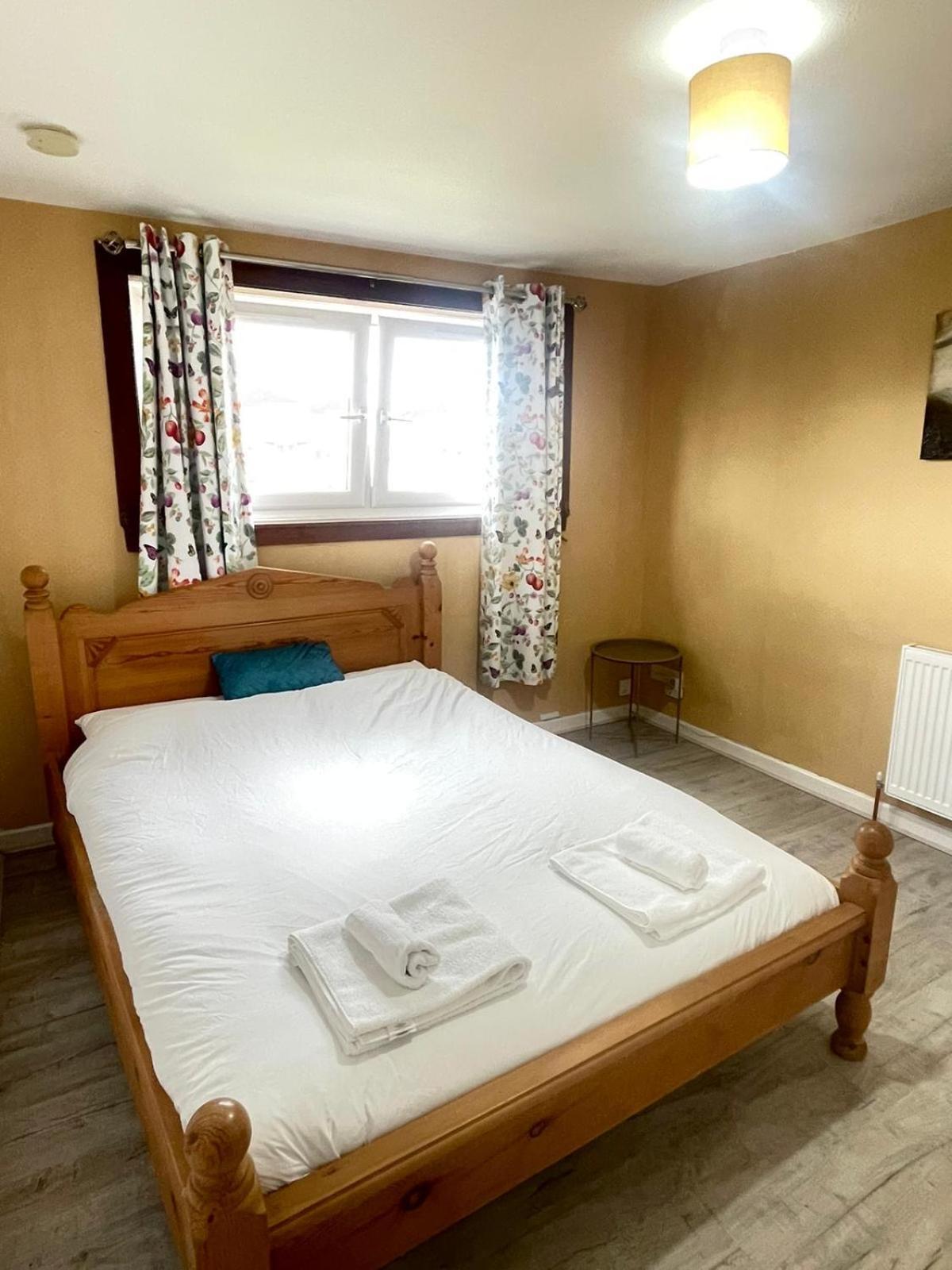 Appartement 3 Bed Serviced With Free Parking & Tram Stop, 10 Minutes From Airport And Center Edinburgh
