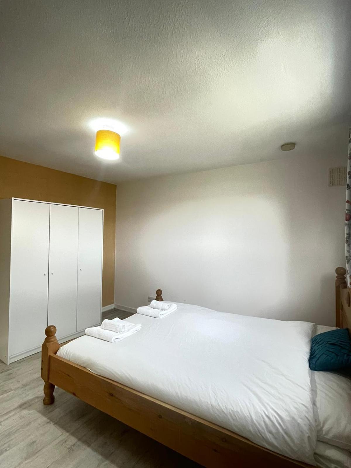 3 Bed Serviced With Free Parking & Tram Stop, 10 Minutes From Airport And Center Appartement *