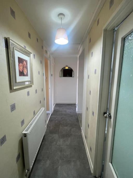 Appartement 3 Bed Serviced With Free Parking & Tram Stop, 10 Minutes From Airport And Center Edinburgh