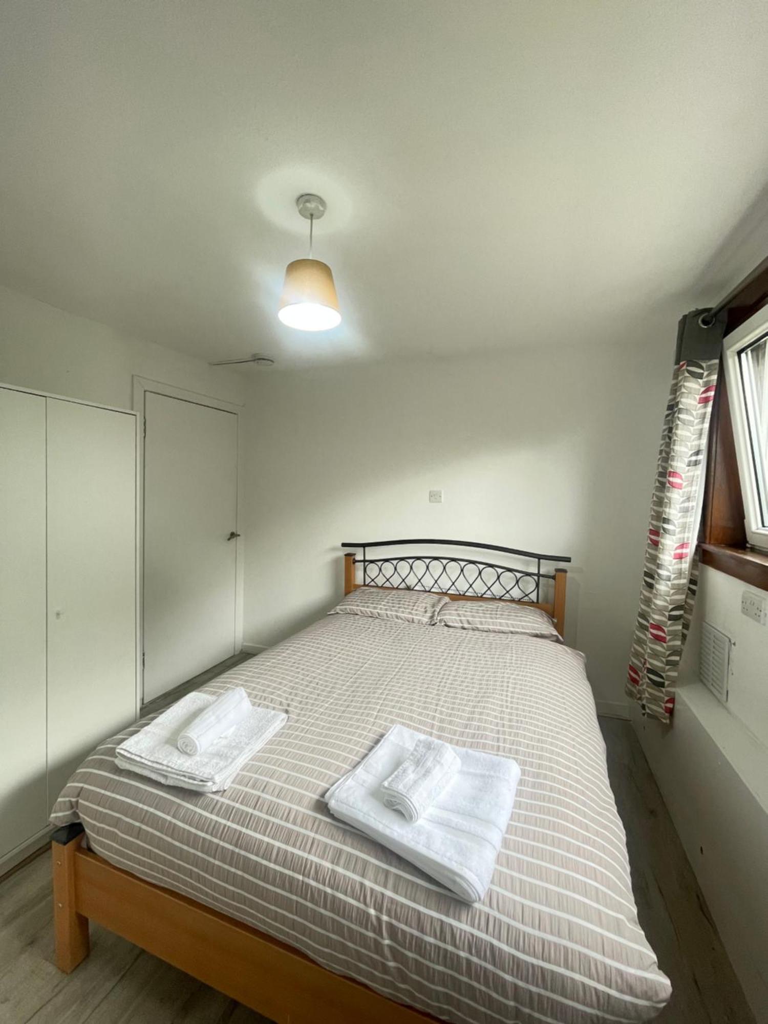 3 Bed Serviced With Free Parking & Tram Stop, 10 Minutes From Airport And Center Appartement *