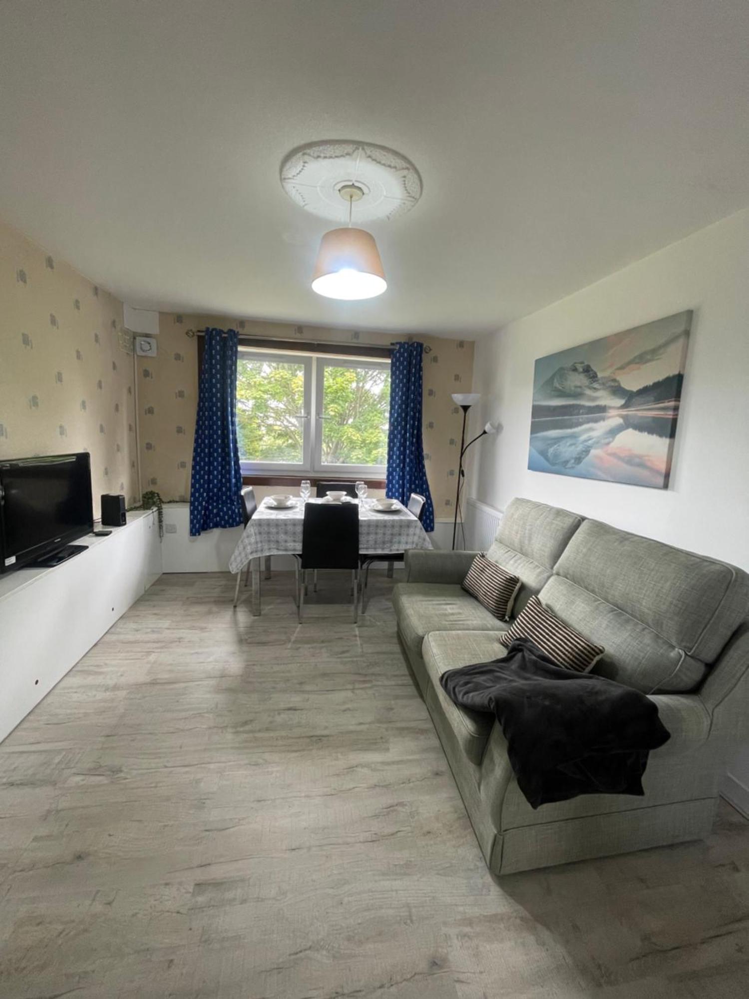 3 Bed Serviced With Free Parking & Tram Stop, 10 Minutes From Airport And Center Appartement Edinburgh
