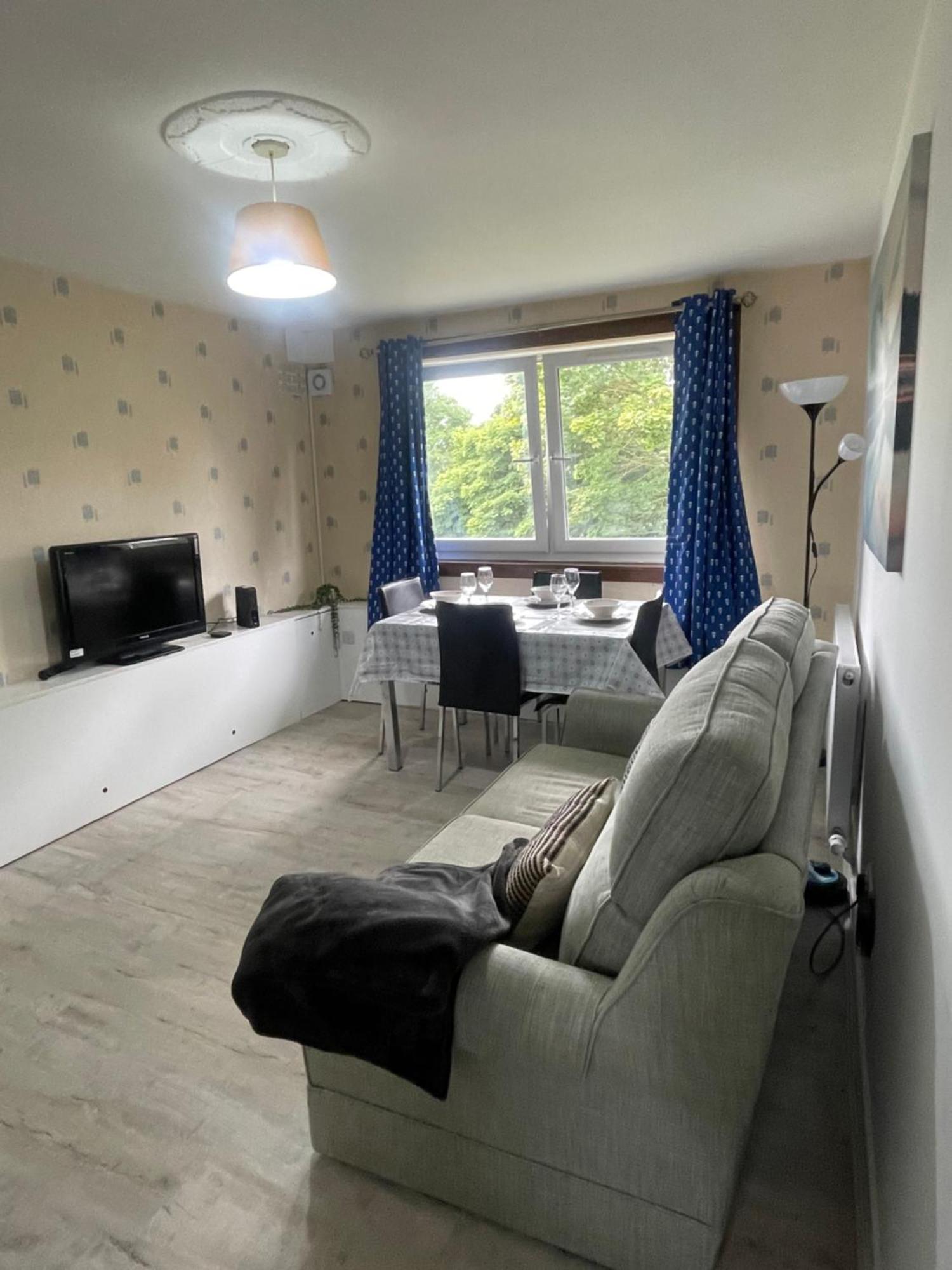 3 Bed Serviced With Free Parking & Tram Stop, 10 Minutes From Airport And Center Appartement