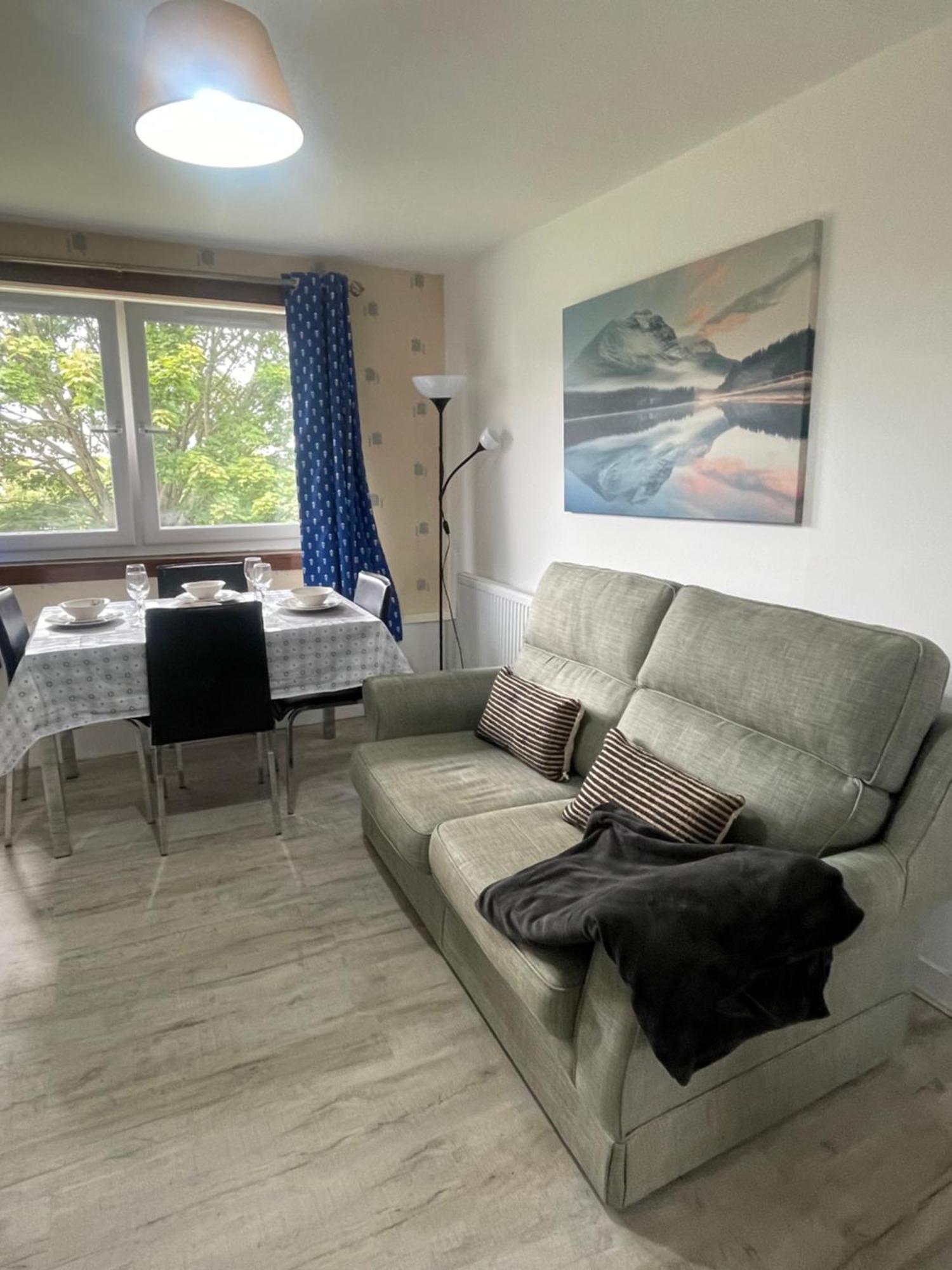 3 Bed Serviced With Free Parking & Tram Stop, 10 Minutes From Airport And Center Appartement Edinburgh